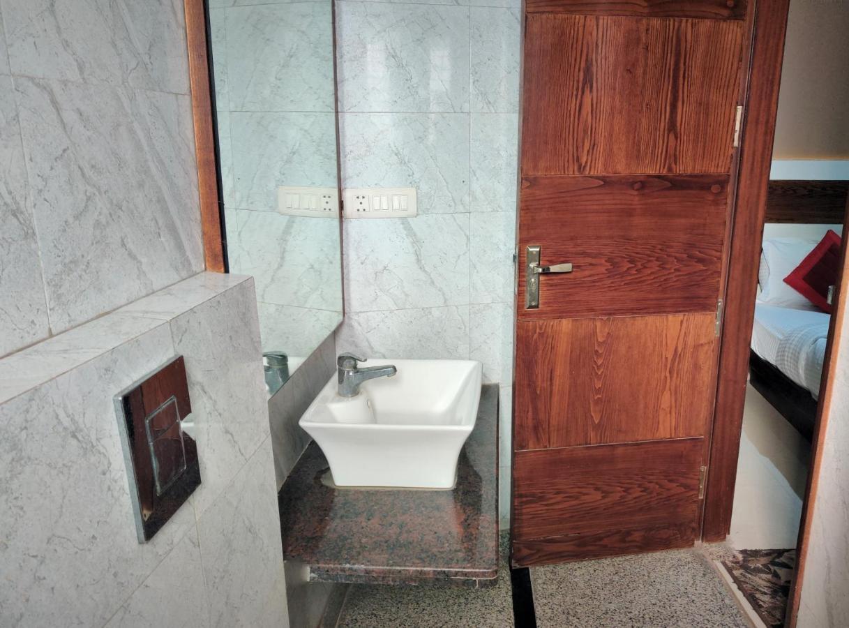 Raj Mahal Inn Ню Делхи Екстериор снимка